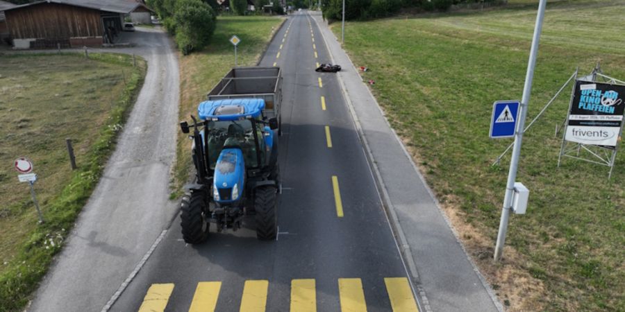 Ein Motorradfahrer verletzte sich am Freitag bei einem Zusammenstoss mit einem landwirtschaftlichen Fahrzeuggespann in Tentlingen schwer.