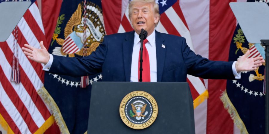 ARCHIV - US-Präsident Donald Trump spricht während einer Zeremonie am Memorial Day auf dem Arlington National Cemetery. Der Memorial Day fällt mit den Feierlichkeiten zum 250-jährig...