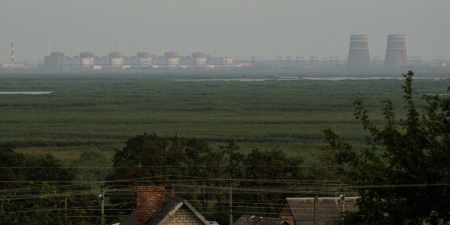 ARCHIV - Das Kernkraftwerk Saporischschja und der Fluss Dnipro. Foto: Evgeniy Maloletka/AP