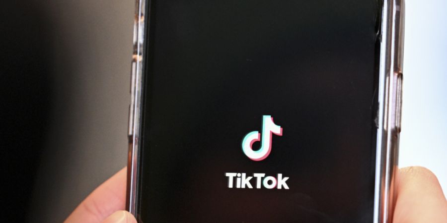 Die St. Galler Staatsanwaltschaft büsste einen Mann, der auf Tiktok KI-veränderte Bilder einer Frau veröffentlichte. (Symbolbild)