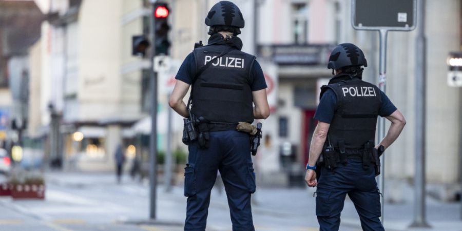 Polizei patrouilliert in Aarau: In der Nacht auf Sonntag ist es während einer Veranstaltung im Schachen zu einer Schiesserei gekommen.