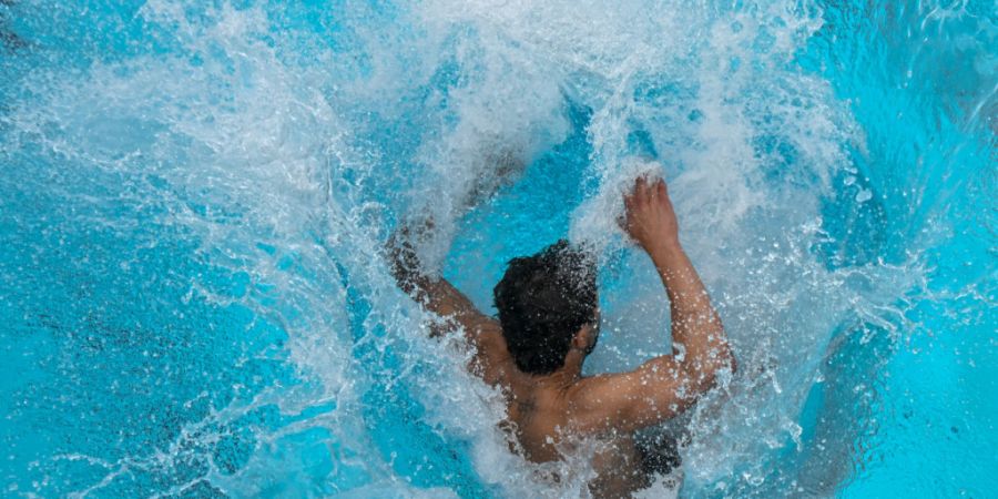 Im Freibad in Kandersteg kann man derzeit nicht plantschen. Das Bad ist geschlossen, weil es wegen eines noch nicht genau bestimmten Schadens viel Wasser verliert. (Symbolbild)