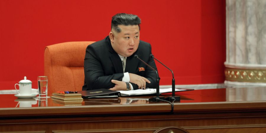 HANDOUT - Die von der staatlichen nordkoreanischen Nachrichtenagentur KCNA zur Verfügung gestellte Aufnahme zeigt nach Angaben von KCNA den Machthaber von Nordkorea, Kim Jong Un, währ...
