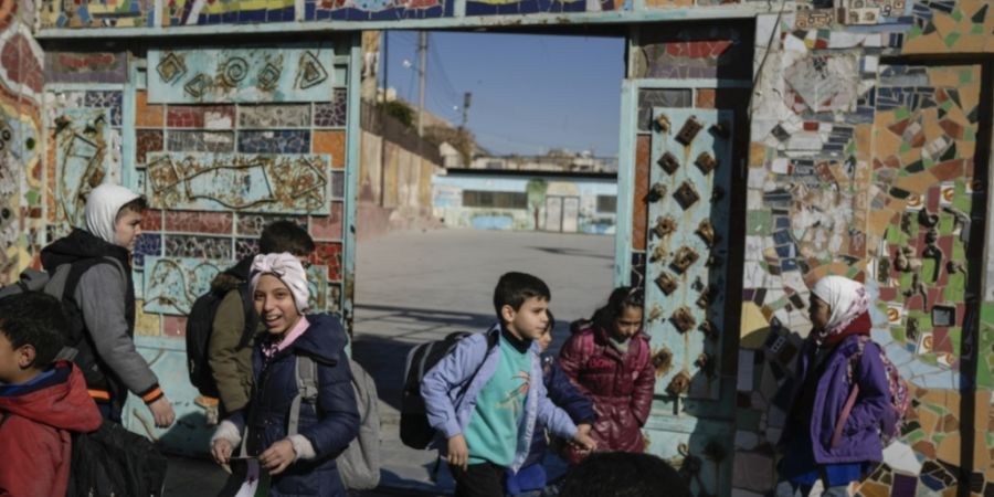 ARCHIV - Syrische Kinder verlassen ihre Schule nach dem Unterricht im Zentrum von Damaskus. Foto: Leo Correa/AP/dpa/Archivbild