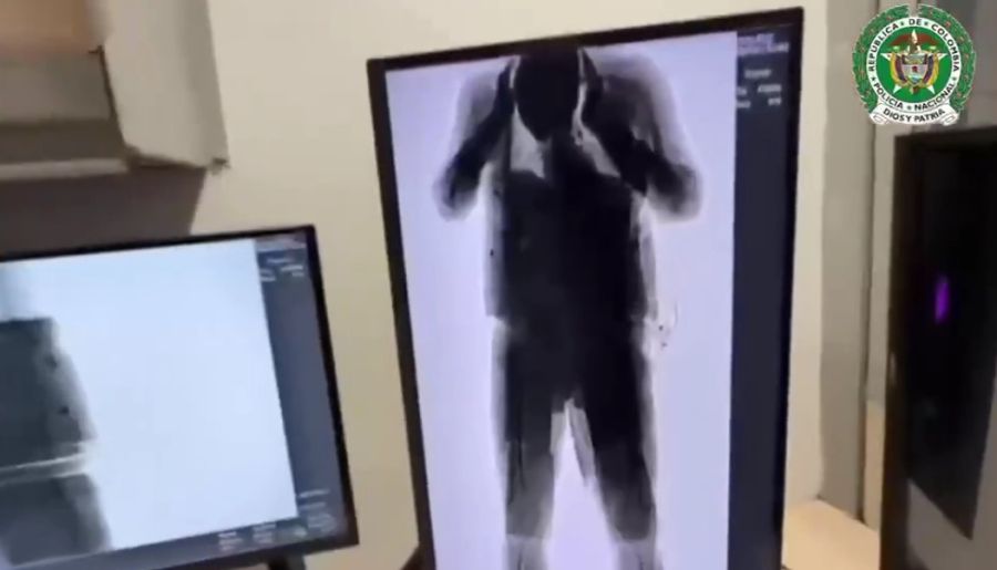 Ein Körperscanner machte die am Körper befestigten Pakete sichtbar.