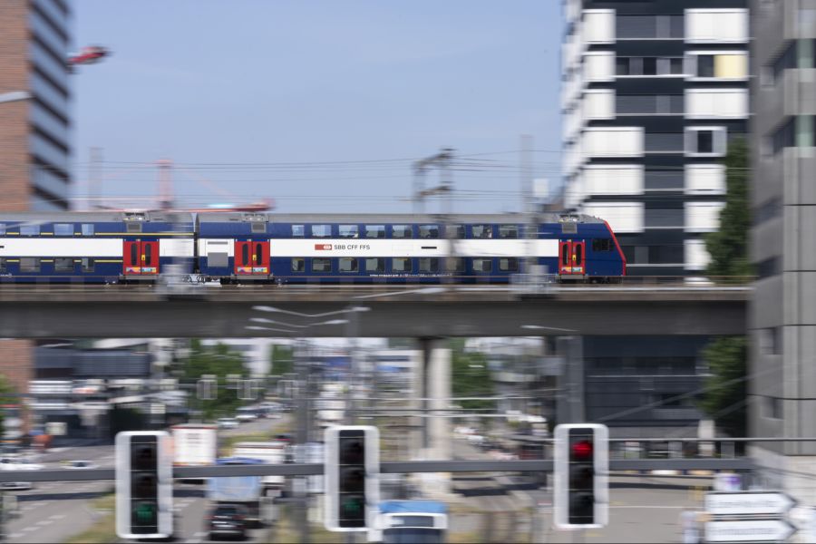 Das Auto dominierte mit 68 Prozent an den zurückgelegten Personenkilometern. Die Eisenbahn folge mit 18 Prozent.