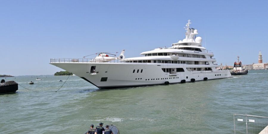 Die Superjacht «Boardwalk» des US-Botschafters in Italien, Tilman Fertitta, läuft in Venedig ein. Foto: Luigi Costantini/AP/dpa