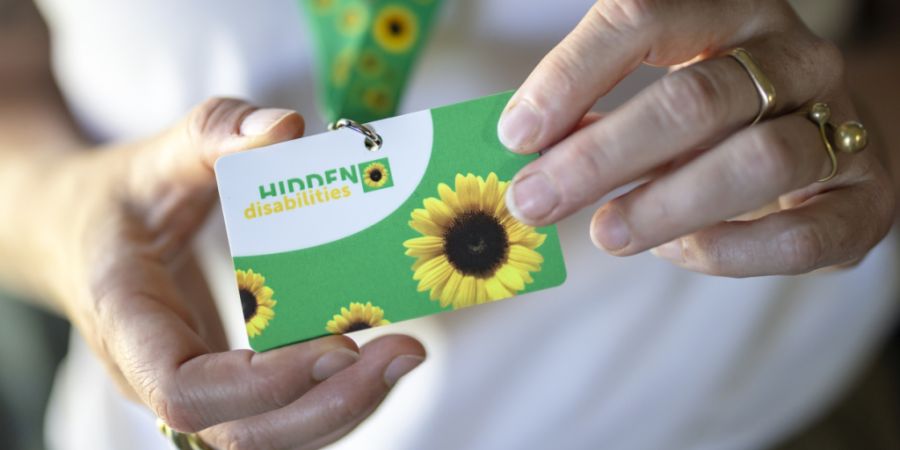 Menschen mit unsichtbaren Beeinträchtigungen wie ADHS, Autismus oder Parkinson können mit dem Sonnenblumen-Schlüsselbändel signalisieren, dass sie etwa bei Billettkontrollen mehr Ze...