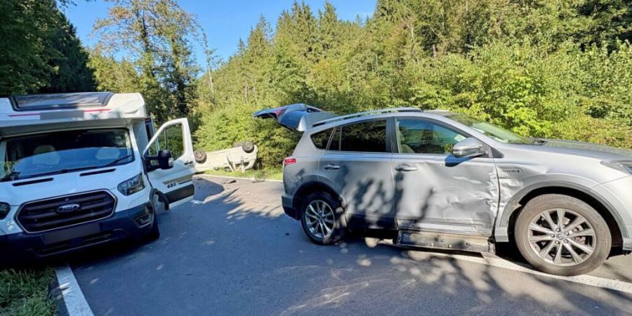 Eines der drei beteiligten Autos überschlug sich und landete auf dem Dach.