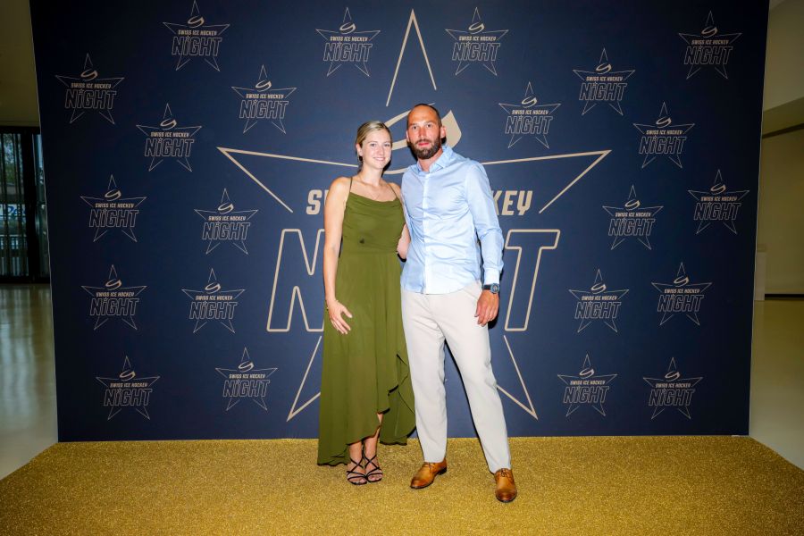 HCD- und Nati-Goalie Sandro Aeschlimann mit seiner Ehefrau Stephanie.
