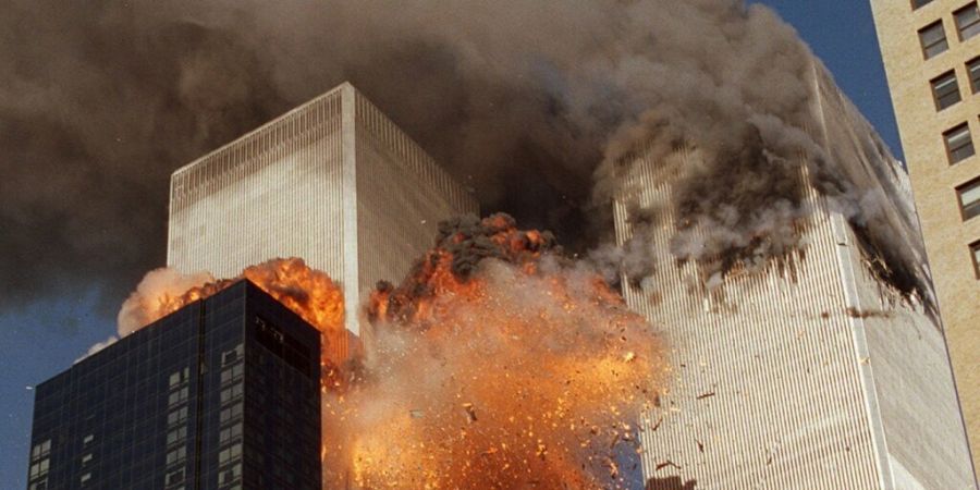 ARCHIV - Rauch und Flammen steigen aus dem World Trade Center in New York auf. Foto: Chao Soi Cheong/AP/dpa - ACHTUNG: Nur zur redaktionellen Verwendung und nur mit vollständiger Nennu...