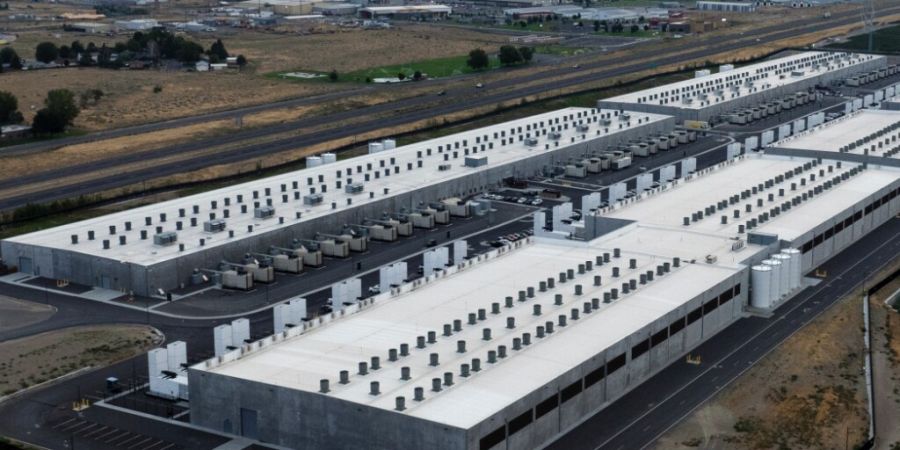 Ein Rechenzentrum von Amazon: Der KI-Boom kurbelt den Stromverbrauch in den USA an. (Archivbild)
