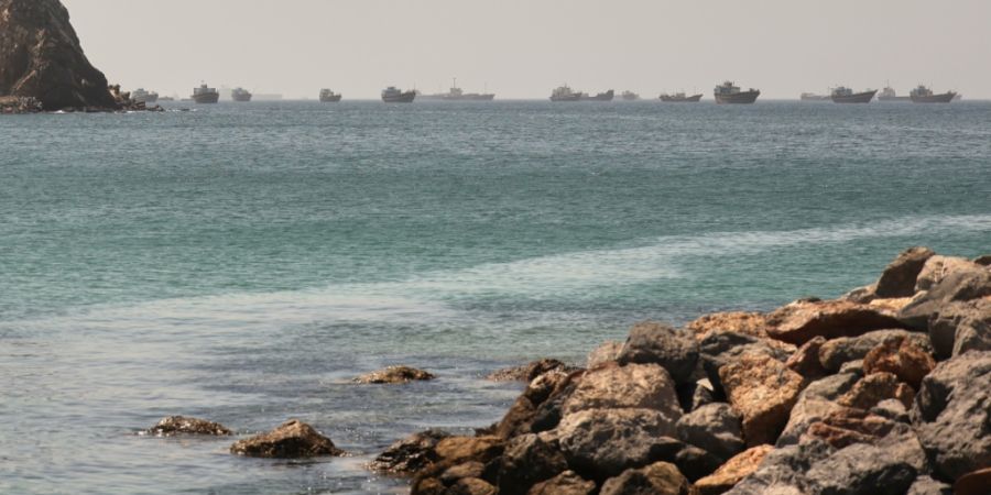 ARCHIV - Im Golf von Oman, entlang der Schifffahrtsrouten zwischen der Straße von Hormus und dem Arabischen Meer Tanker und Frachtschiffe zu sehen. Foto: Uncredited/AP/dpa