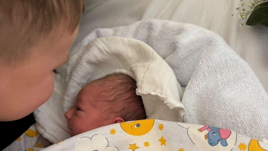 Emily ist wohlauf. Ihr Bruder lernt seine kleine Schwester kennen.