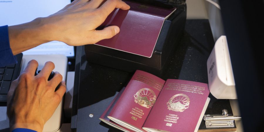 In Europa hat die digitale Erfassung den Stempel im Reisepass für Reisende aus ausserhalb des Schengenraums abgelöst. (Symbolbild)