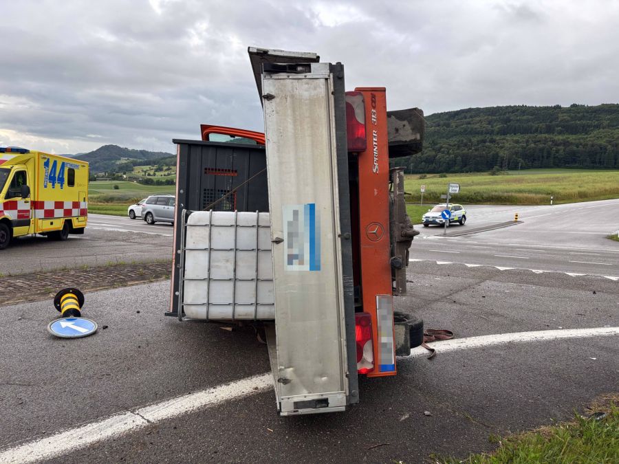 Eines der Fahrzeuge kippte durch die Kollision auf die Seite.