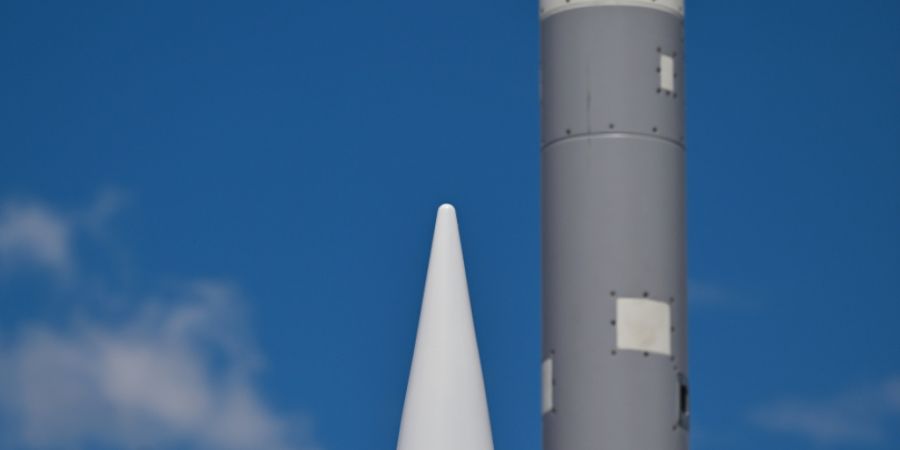 ARCHIV - Unterschiedliche Flugkörpermodelle des Systems Barak MX (links und rechts) sowie Arrow des Rüstungsunternehmens Israel Aerospace Industries stehen während der Internationale...