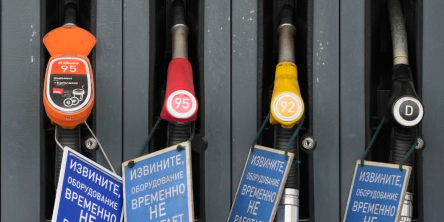 An den Zapfpistolen einer Gazprom-Neft-Tankstelle sind Schilder angebracht, auf denen steht: «Es tut uns leid, die Anlage ist vorübergehend außer Betrieb.» Foto: Pavel Bednyakov/AP/dpa