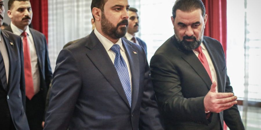 ARCHIV - Haibat al-Halbousi (r), Sprecher des irakischen Parlaments, begrüßt den designierten irakischen Ministerpräsidenten Ali al-Saidi (l) im Parlamentsgebäude vor einer Parlamen...