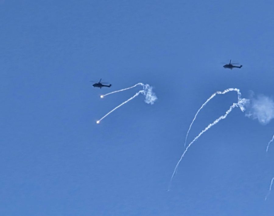 Leuchtraketen werden aus den Helikoptern über dem Thunersee geschossen.