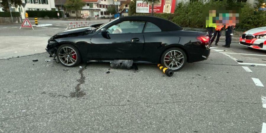 Der Lenker eines im Kanton Schwyz gestohlenen Autos baute auf der Flucht einen Selbstunfall in Kriegstetten SO. Die Polizei nahm zwei mutmassliche Autodiebe fest.