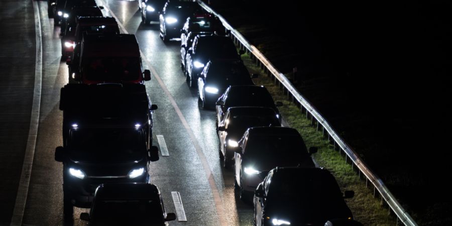 Immer wieder staut sich der Verkehr auf der A13 in Graubünden. Einige Autofahrer weichen auf die umliegenden Dörfer aus. (Archivbild)