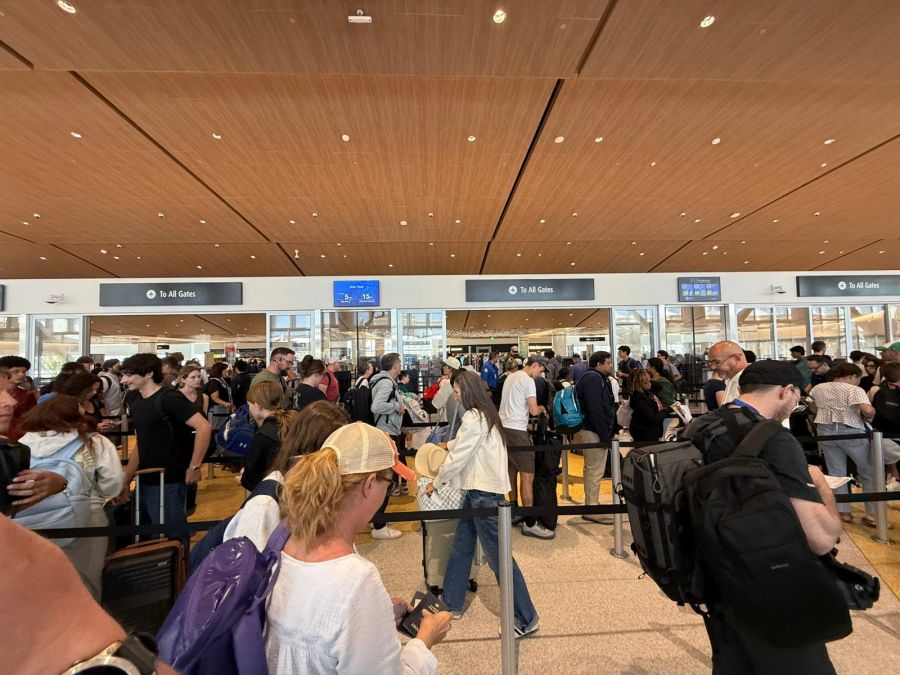 Zunächst hiess es am Flughafen: Anstehen.