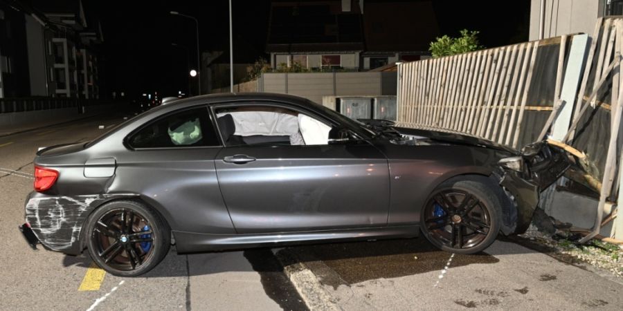 Der Raser landete in Fahrweid ZH in einem Zaun.