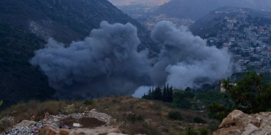 dpatopbilder - Rauch steigt nach einem israelischen Luftangriff auf. Foto: Mohammed Zaatari/AP/dpa