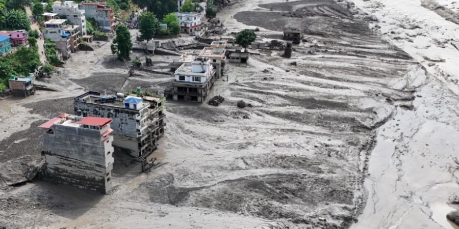 Beschädigte Gebäude und Infrastruktur entlang des angeschwollenen Trishuli-Flusses nach einer massiven Sturzflut. Foto: Skanda Gautam/ZUMA Press Wire/dpa
