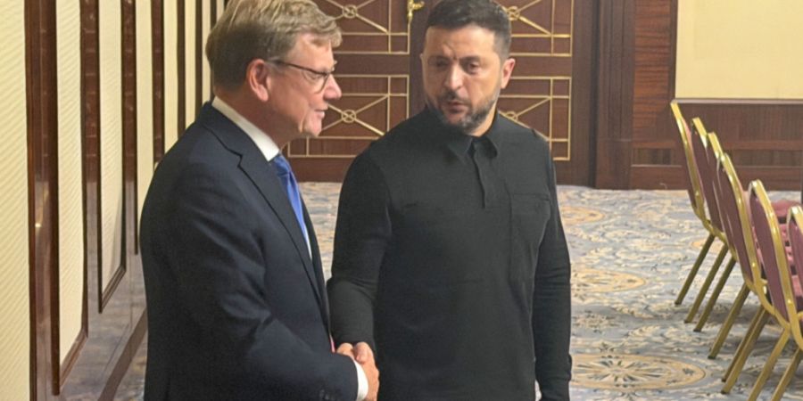 Bundesaußenminister Johann Wadephul (CDU, l) und Wolodymyr Selenskyj, Präsident der Ukraine, treffen bei einer Veranstaltung zusammen. Foto: Michael Fischer/dpa