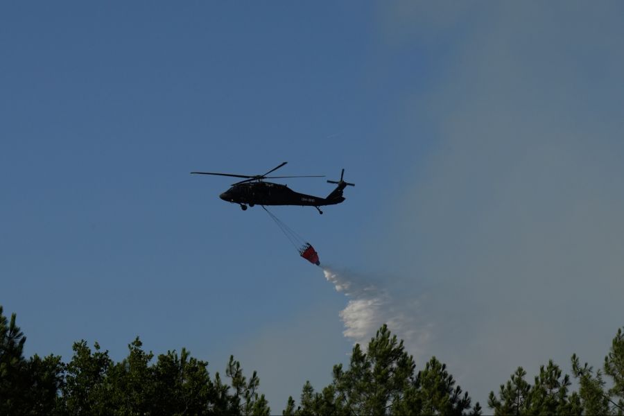 Ein Lösch-Helikopter im Einsatz: Ein solcher ist auch im Konzept des Kanton Bern genau definiert.
