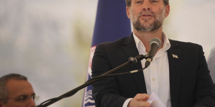 ARCHIV - Der israelische Finanzminister Bezalel Smotrich spricht während einer Pressekonferenz über den Bau neuer Siedlungen in dem von Israel besetzten Westjordanland. Foto: Ohad Zwi...