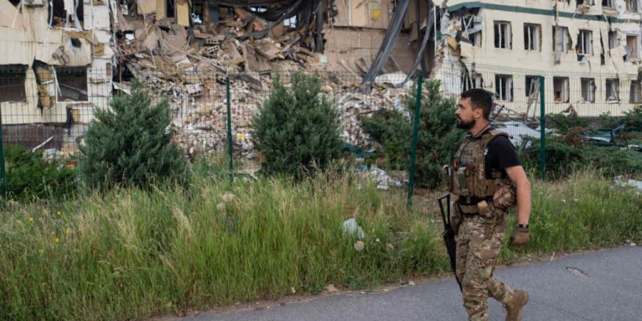 HANDOUT - Auf diesem Foto patrouilliert ein ukrainischer Soldat im Zentrum der an der Front gelegenen Stadt Druzhkivka in der Region Donezk. Foto: Iryna Rybakova/Ukrainian 93rd Mechaniz...