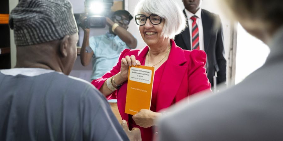 Vor einer Woche war Bundesrätin Elisabeth Baume-Schneider auf einem Arbeitsbesuch in Nigeria. Auf der Rückreise zog sie Bilanz über mehrere offene Dossiers ihres Departements.
