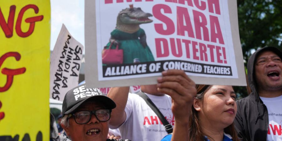 ARCHIV - Demonstrantinnen und Demonstranten fordern die Amtsenthebung von Vizepräsidentin Sara Duterte. Foto: Aaron Favila/AP/dpa/Archivbild