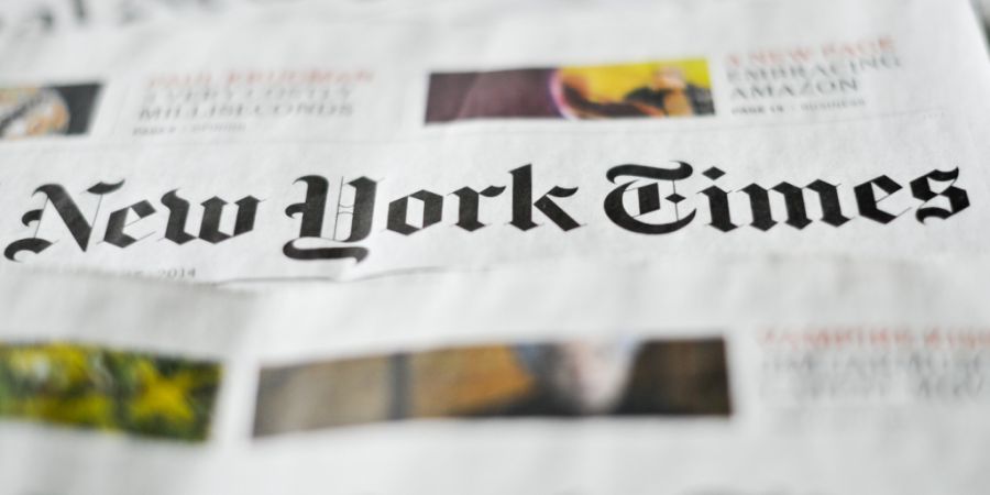 ARCHIV - ILLUSTRATION - Verschiedene Ausgaben der Zeitung «New York Times» liegen auf einem Tisch. Foto: Ole Spata/dpa