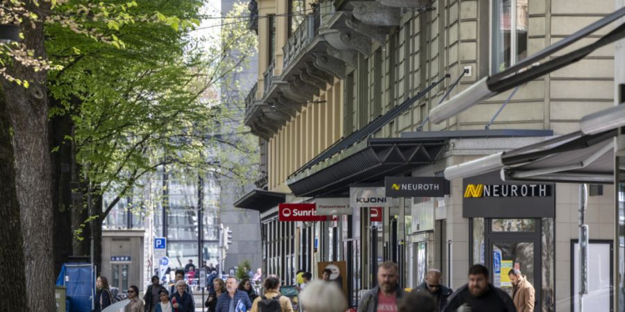 Auf dem Abschnitt der Pilatusstrasse zwischen Seidenhofstrasse und Floraweg, nahe am Bahnhof, finden während vier Nächten Bauarbeiten statt. (Archivaufnahme)