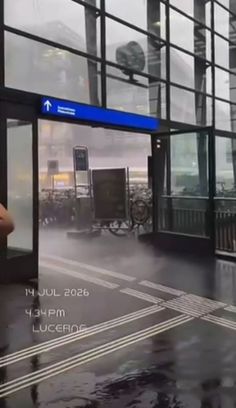 Selbst im Bahnhof Luzern bleibt man nicht trocken. Dort läuft das Wasser momentan in Sturzbächen in die Bahnhofshalle.