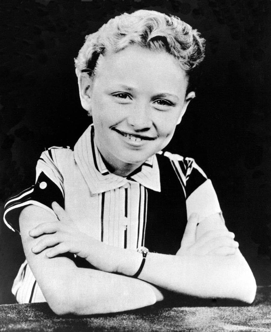 Dolly Parton im Jahr 1955: Die Country-Sängerin posiert für ein Porträt in Tennessee – da ist sie erst neun Jahre alt. Bereits mit zehn stand Parton in lokalen Fernseh- und Radioshows auf der Bühne.