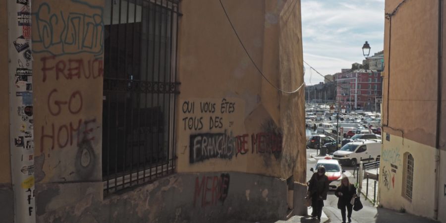ARCHIV - Auf Wänden in Bastia sind anti-französische Sprüche zu lesen. Foto: Rachel Boßmeyer/dpa/Symbolbild