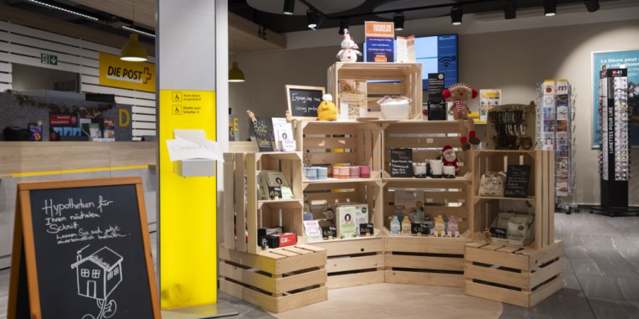 Die Schweizerische Post soll künftig in ihren Filialen nur Dienstleistungen anbieten können, welche einen engen Zusammenhang zur Haupttätigkeit aufweisen. (Archivbild)