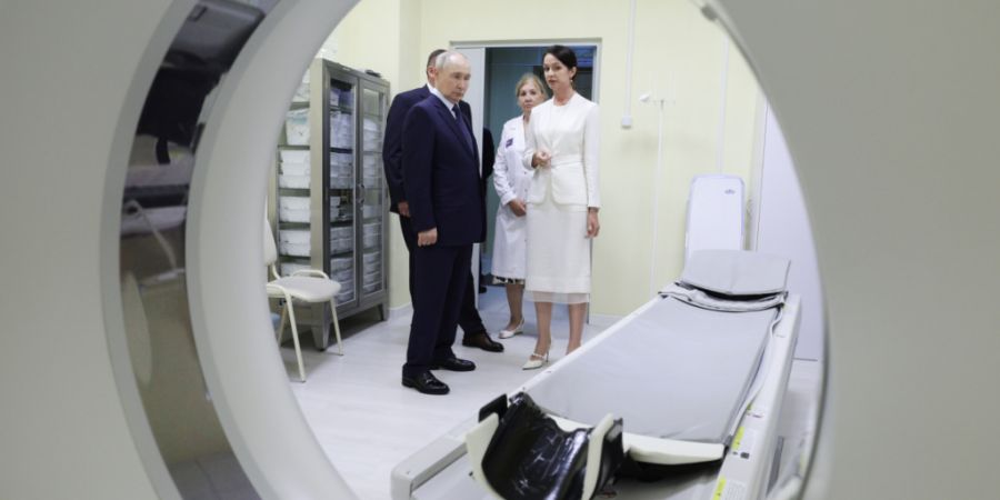 Auf diesem von der staatlichen russischen Nachrichtenagentur Sputnik via AP veröffentlichten Foto besucht der russische Präsident Wladimir Putin (l) das zentrale Bezirkskrankenhaus im...