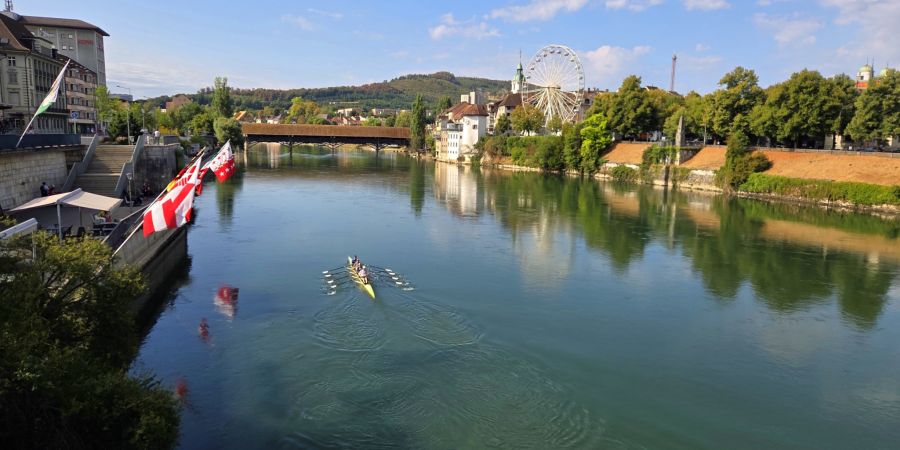 Am Vormittag ist der Verkehr auf der Aare für die Ruderer noch überschaubar. Das Gross der Schwimmer springt erst am Nachmittag in den Fluss