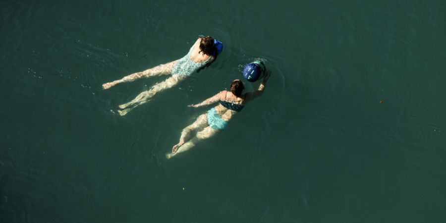 Gute Nachricht für Aareschwimmer: Der Fluss ist jetzt in Bern 20 Grad warm. (Archivbild)