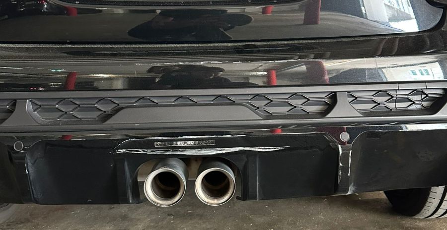 Das Heck des Autos von Mara T. wurde durch tiefe Kratzer beschädigt.