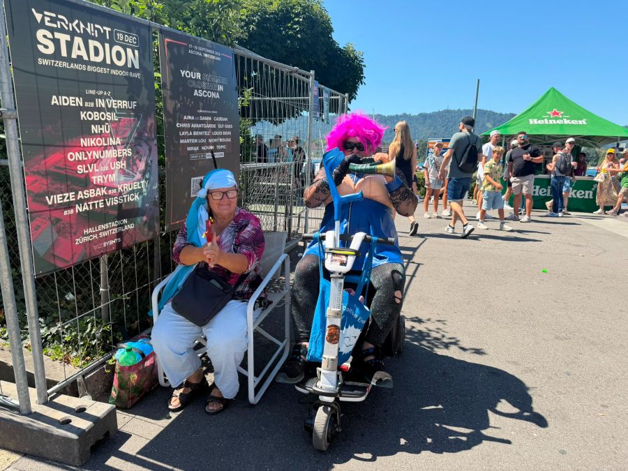 Barbara und Kollege Stefan aus Karlsruhe sind zum 8. Mal an der Street Parade.