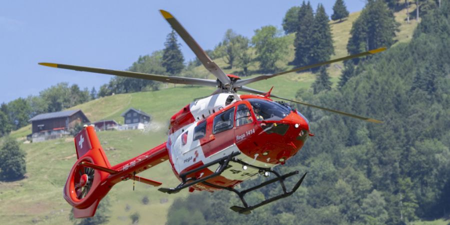 Die Rega flog den Mann mit schweren Verletzungen ins Spital. (Symbolbild)