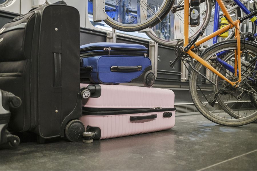 Deshalb werden Koffer immer wieder dort verstaut, wo sie eigentlich nicht hingehören. (Symbolbild)