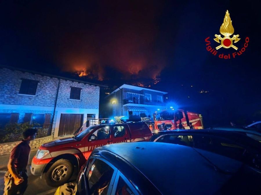 Einsatzkräfte versuchen, Wohnhäuser zu schützen und Feuerfronten einzudämmen.